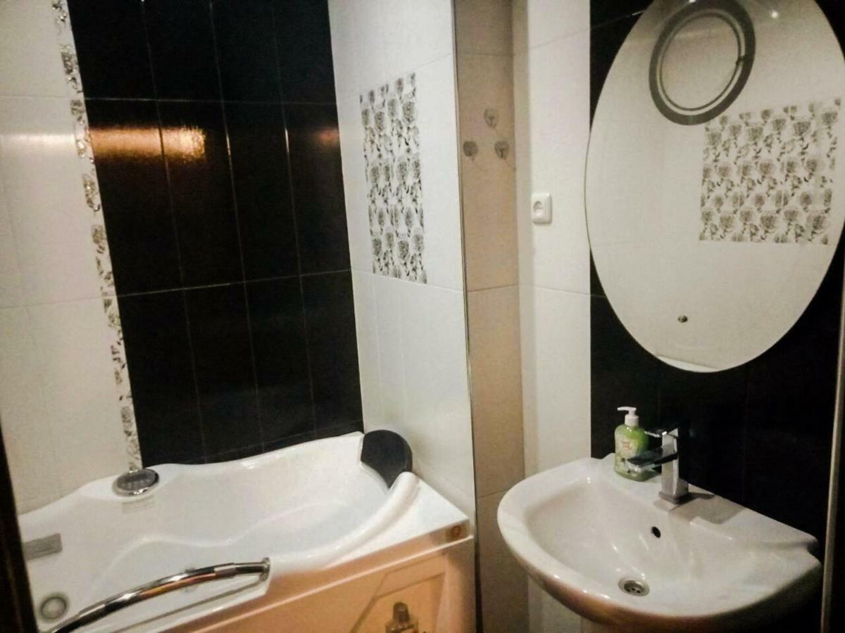 Luxury With Jacuzzi On Republic Square Appartement